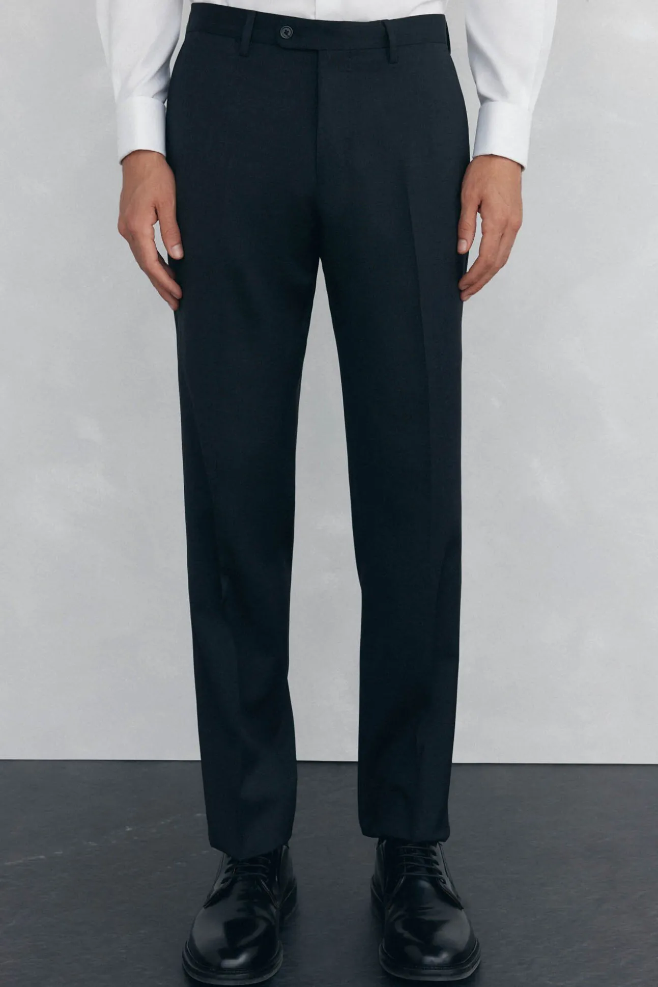 Conjunto de gravata, calças e camisa