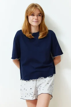 Conjunto de pijama azul marinho com estampado galáctica e calças