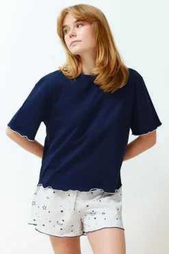 Conjunto de pijama azul marinho com estampado galáctica e calças
