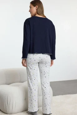 Conjunto de pijama azul marinho com estampado galáctica