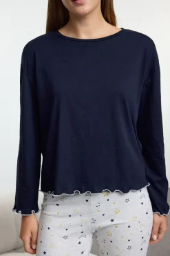 Conjunto de pijama azul marinho com estampado galáctica