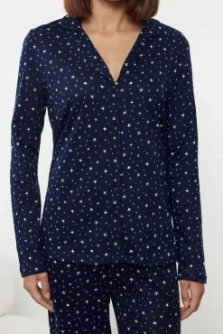 Conjunto de pijama azul marinho com estampado galáctica