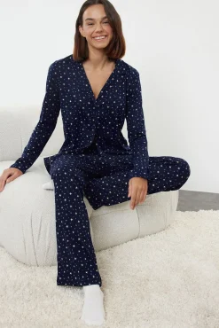 Conjunto de pijama azul marinho com estampado galáctica