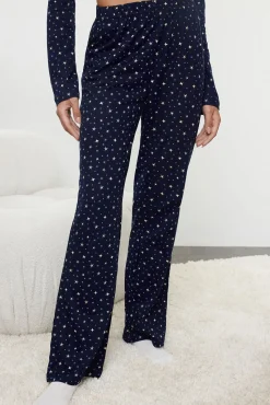 Conjunto de pijama azul marinho com estampado galáctica