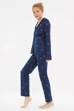 Conjunto de pijama camiseiro azul marinho com corações