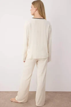 Conjunto de pijama camiseiro de viscose cru com vivo e laço