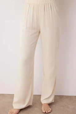 Conjunto de pijama camiseiro de viscose cru com vivo e laço