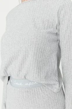 Conjunto de pijama canelado com detalhes em elástico e frase na cor cinza