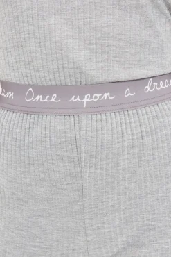 Conjunto de pijama canelado com detalhes em elástico e frase na cor cinza