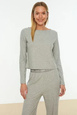 Conjunto de pijama canelado com detalhes em elástico e frase na cor cinza