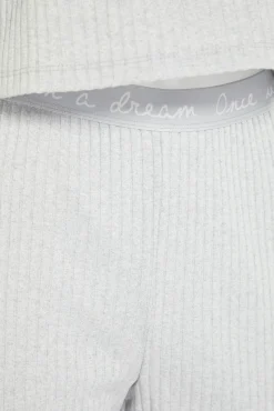 Conjunto de pijama canelado com detalhes em elástico e frase na cor cinza