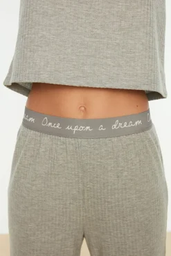 Conjunto de pijama canelado com detalhes em elástico e frase na cor cinza
