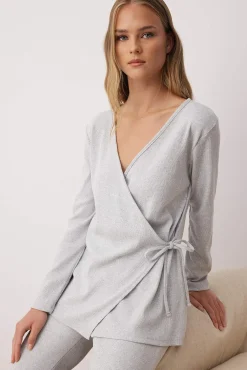 Conjunto de pijama cinza mesclado com gola cruzada e detalhe de laço