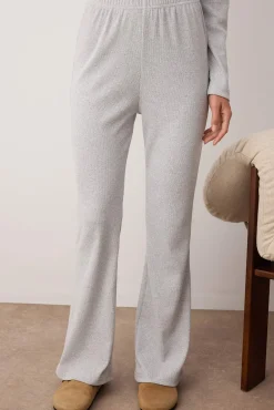 Conjunto de pijama cinza mesclado com gola cruzada e detalhe de laço