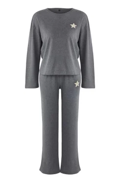 Conjunto de pijama com estrelas bordadas em antracite
