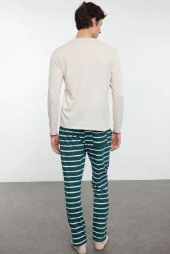 Conjunto de pijama de casal bege de Natal com riscas, corte regular