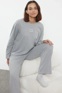 Conjunto de pijama de pelúcia cinza