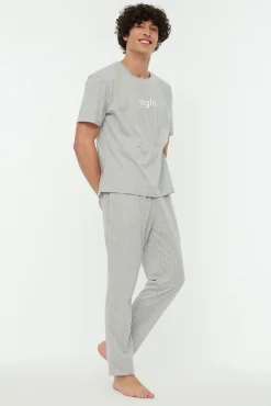 Conjunto de pijama estampado regular fit em cinza