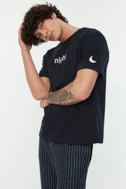 Conjunto de pijama estampado regular fit em cinza