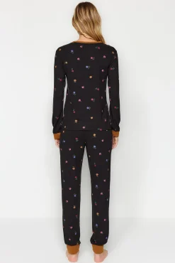 Conjunto de pijama jogger preto com estampado floral