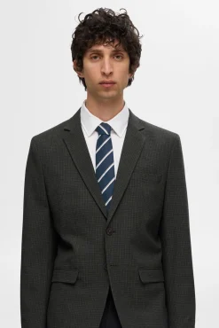 Corbata de rallas confeccionada con materiales reciclados.