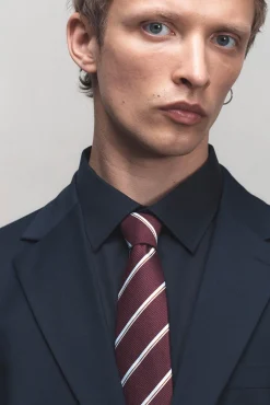 Corbata de rallas confeccionada con materiales reciclados.