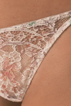Cueca brasileira com renda multicolorida
