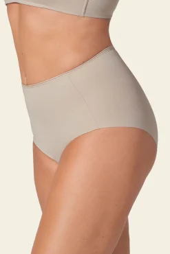 Cueca clássica com efeito invisível e forte compressão no abdômen