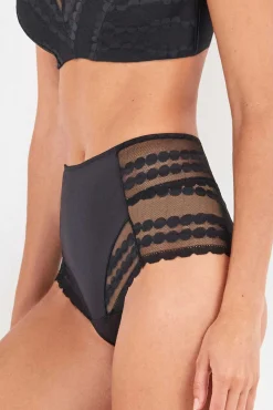 Cueca de renda alta