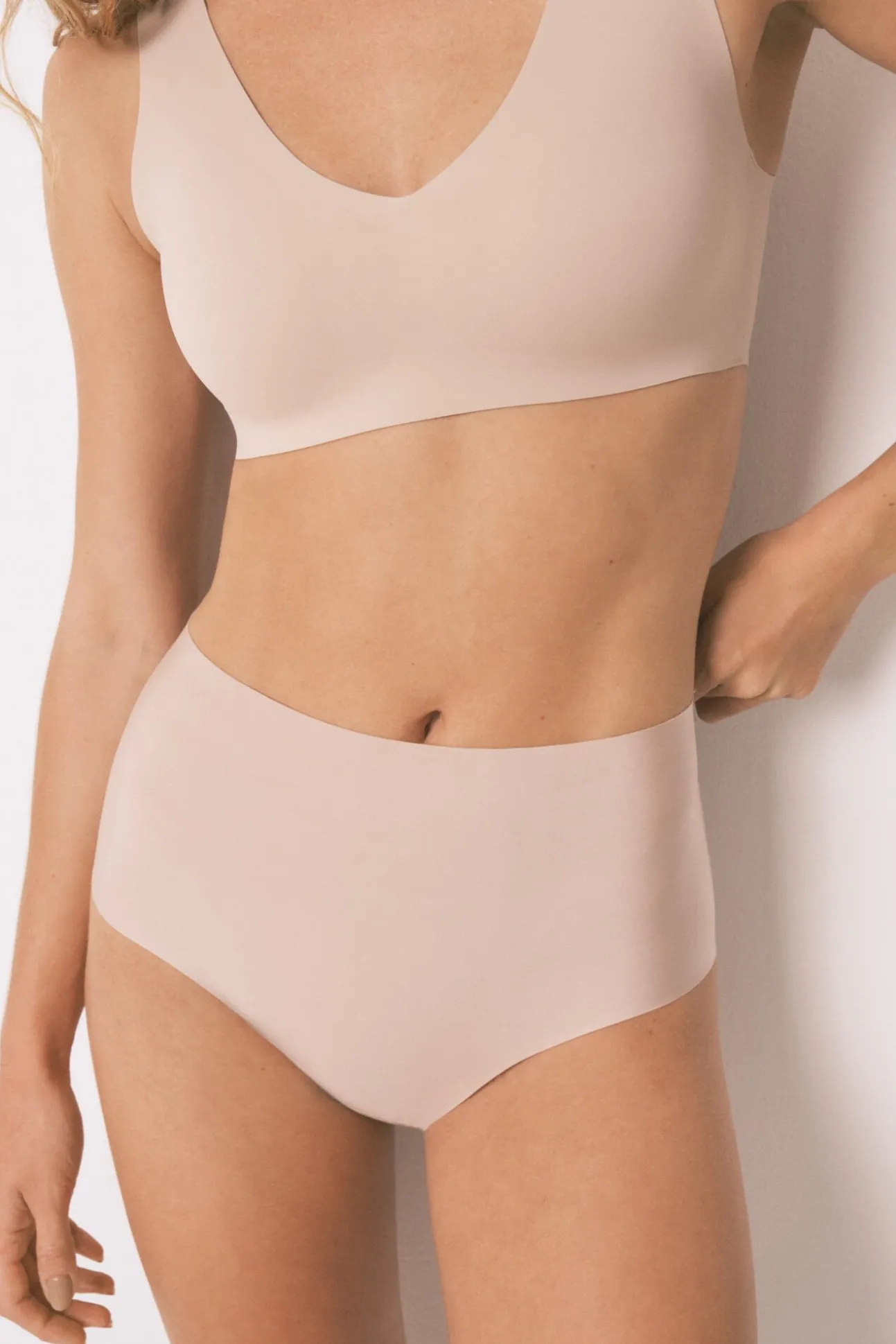 Cueca marrom de corte limpo e cintura alta