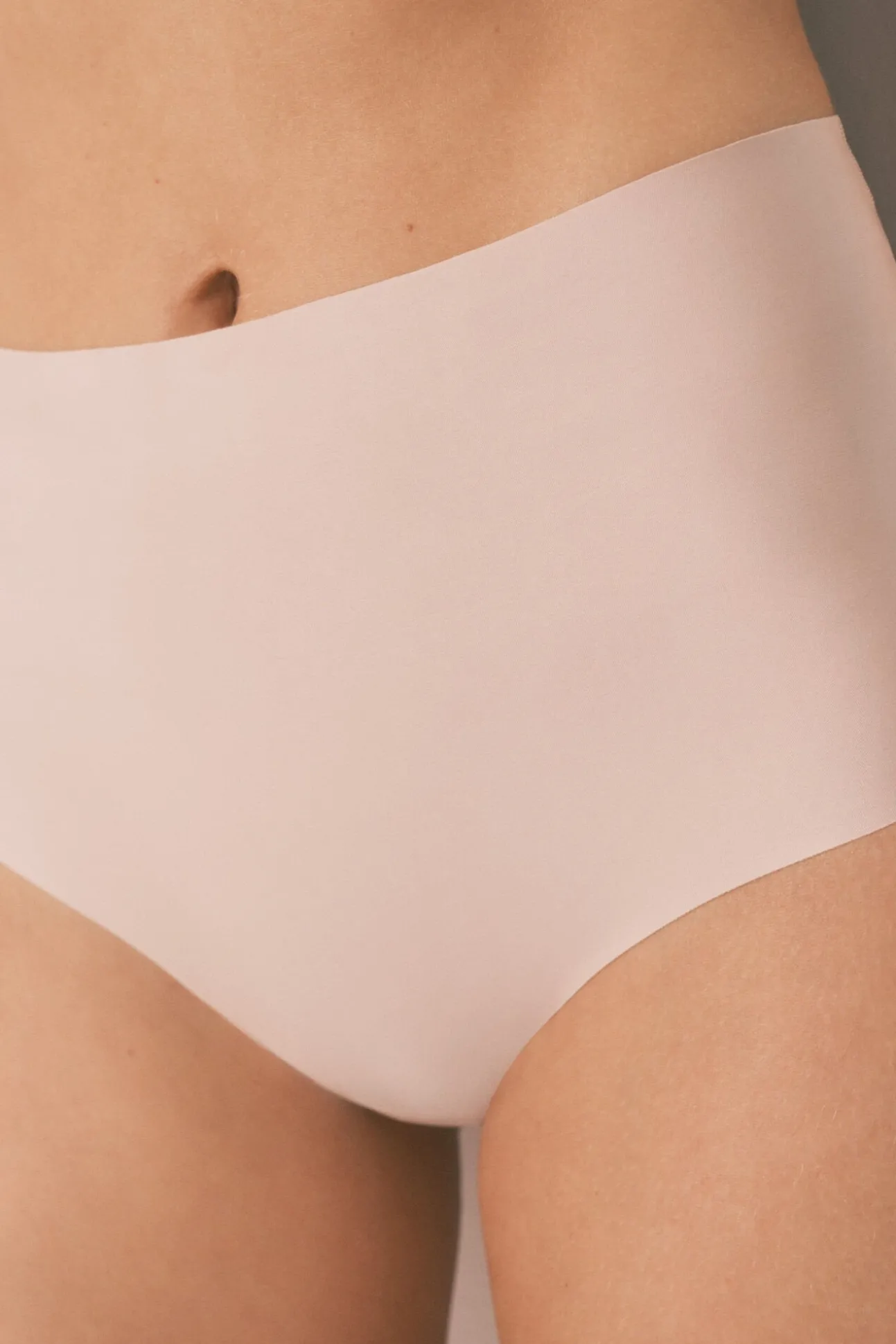 Cueca marrom de corte limpo e cintura alta