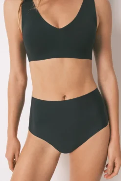 Cueca preta de corte limpo e cintura alta