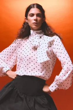 Desfile de blusas de bolinhas
