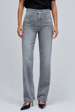 Fé empurra em jeans reto