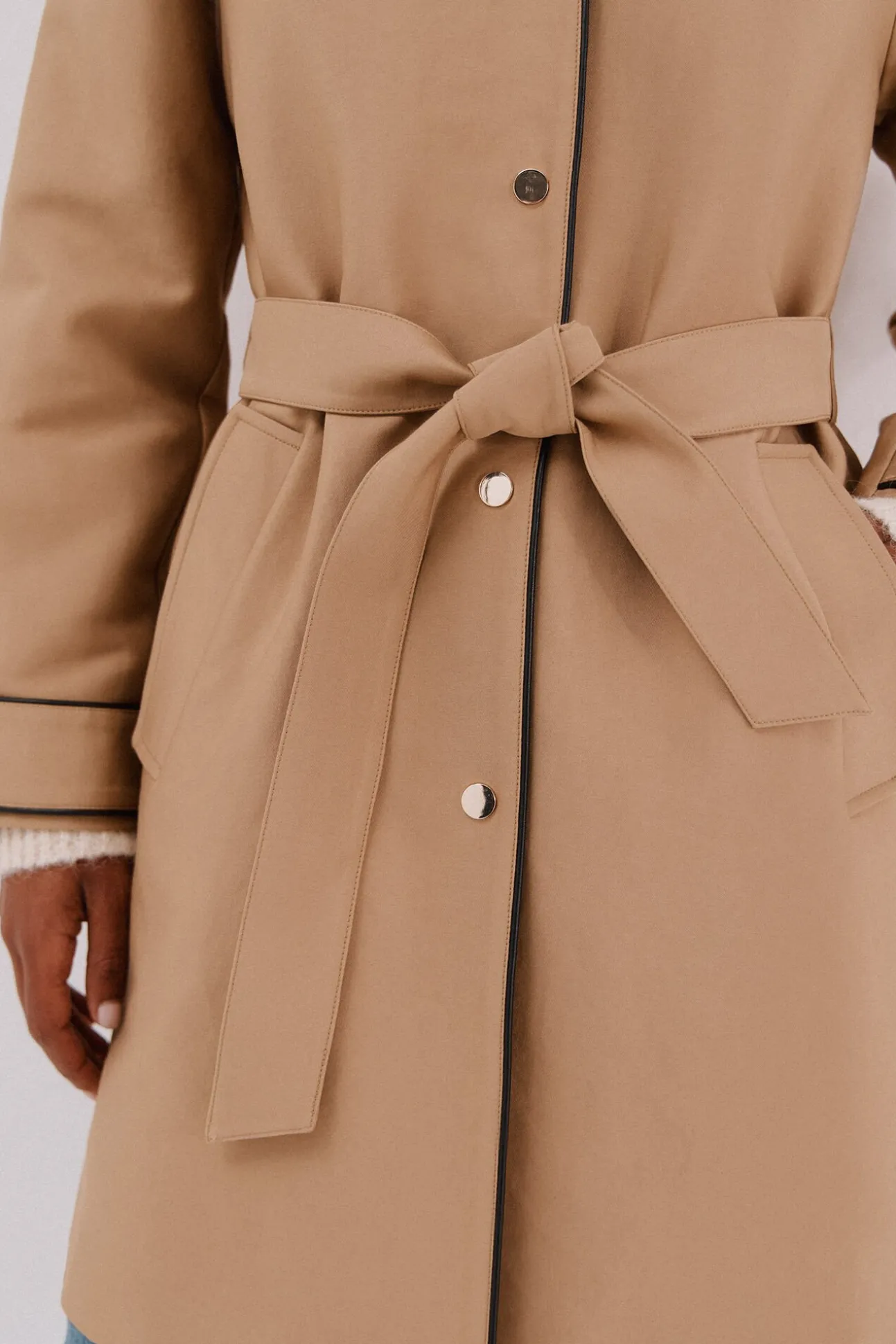 Gabardina acetinada capuz desmontável
