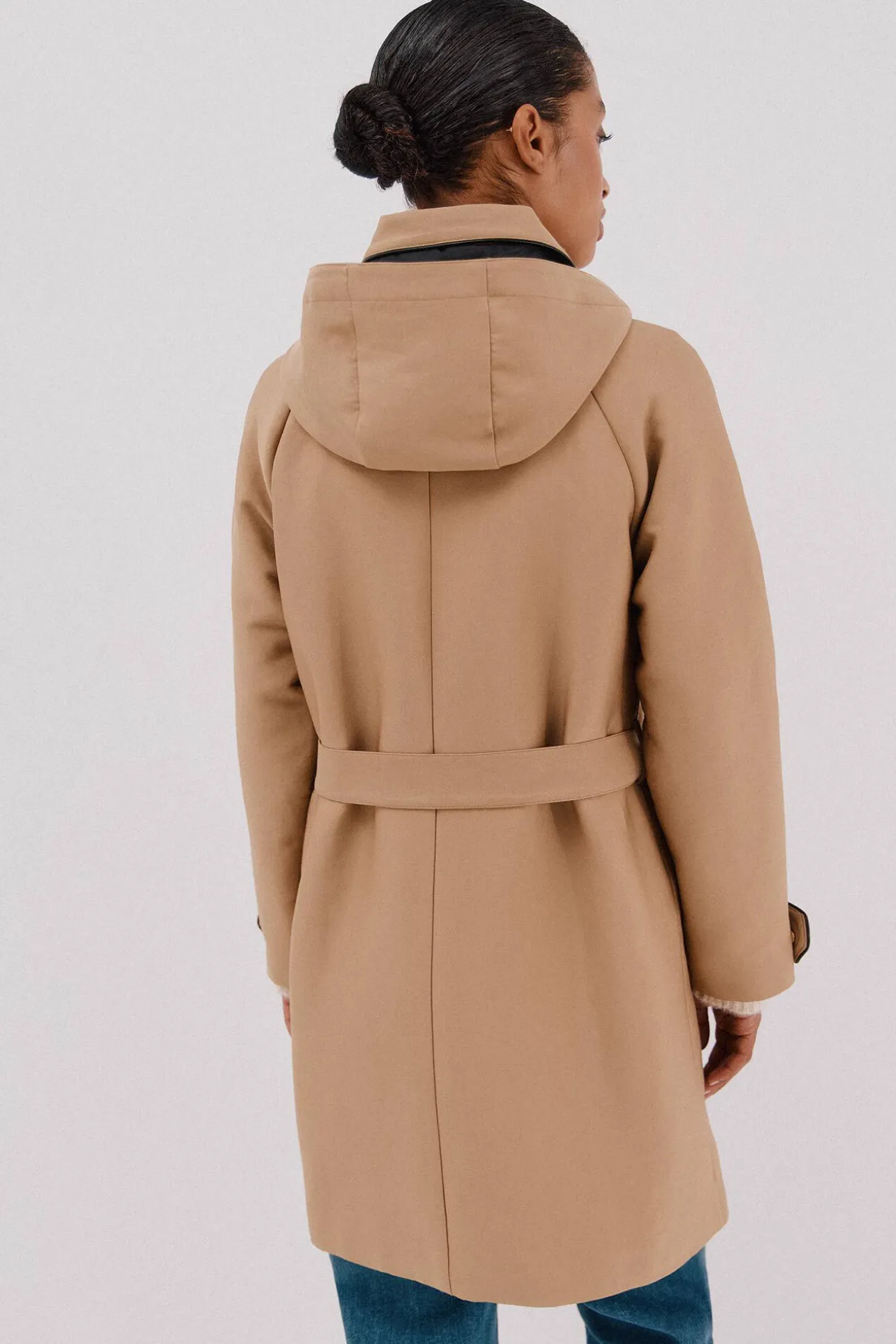 Gabardina acetinada capuz desmontável