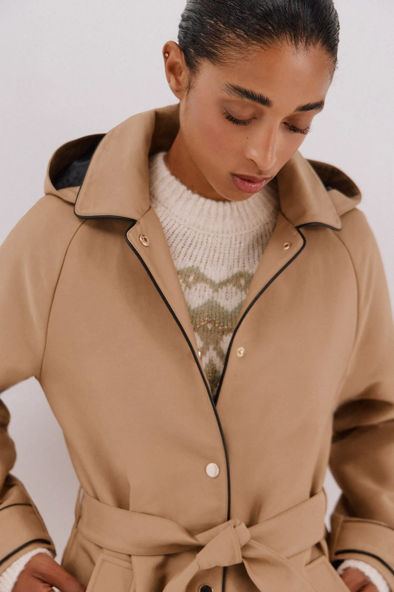 Gabardina acetinada capuz desmontável