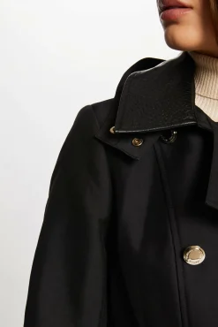 Gabardina com couro sintético