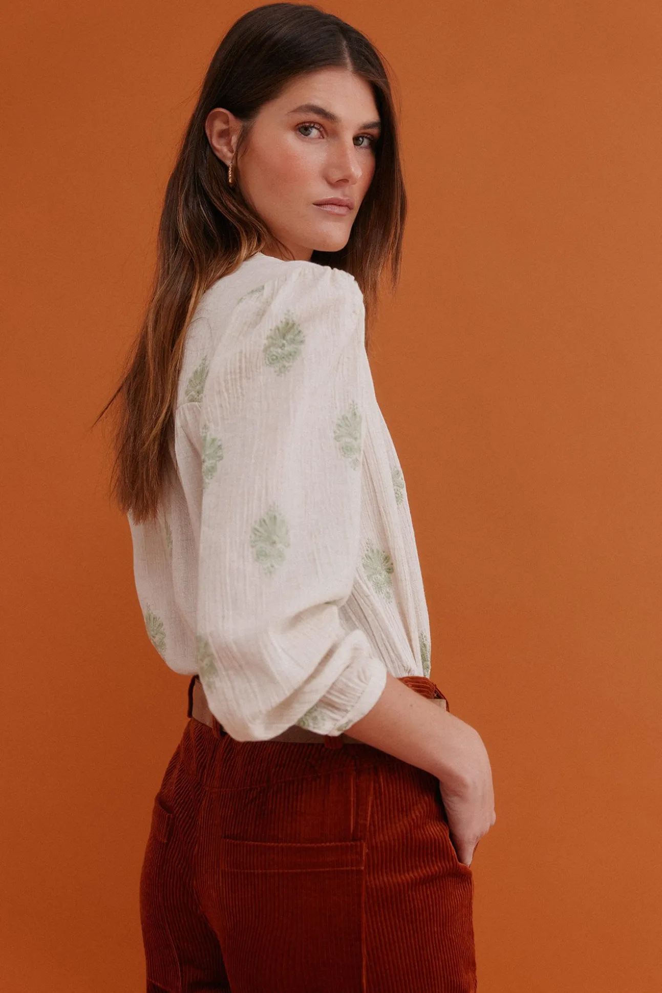 Graça. Blusa bordada