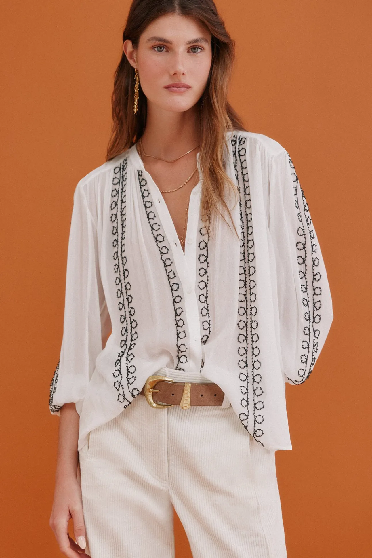 Graça. Blusa bordada