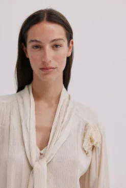 Gretel. Blusa com laçada