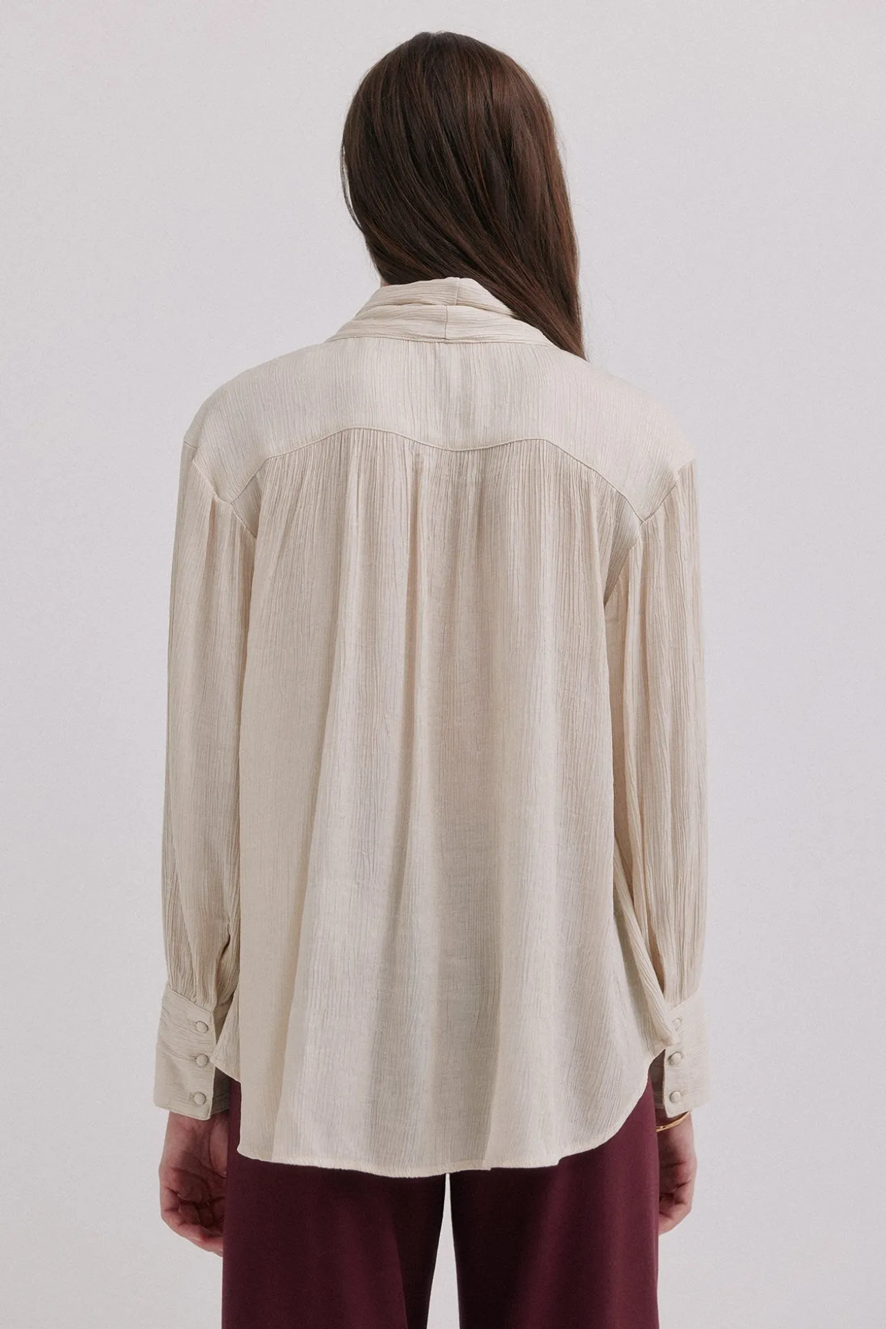 Gretel. Blusa com laçada