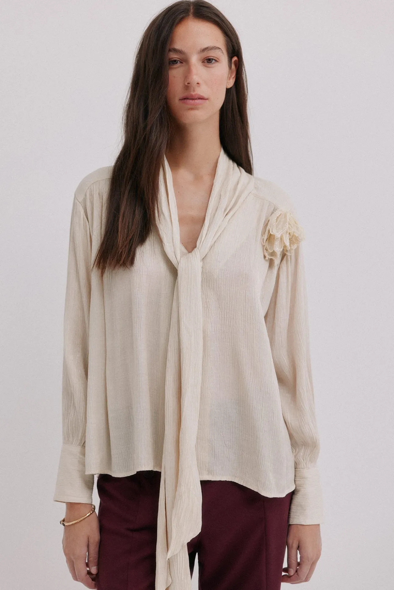 Gretel. Blusa com laçada