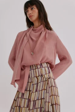 Guiado. Blusa com decote cruzado assimétrico