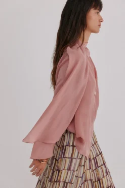 Guiado. Blusa com decote cruzado assimétrico