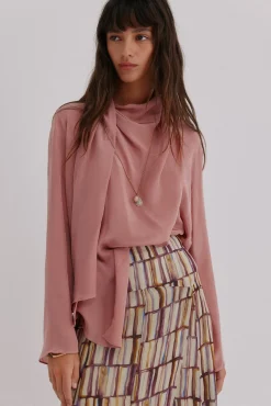 Guiado. Blusa com decote cruzado assimétrico