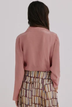 Guiado. Blusa com decote cruzado assimétrico