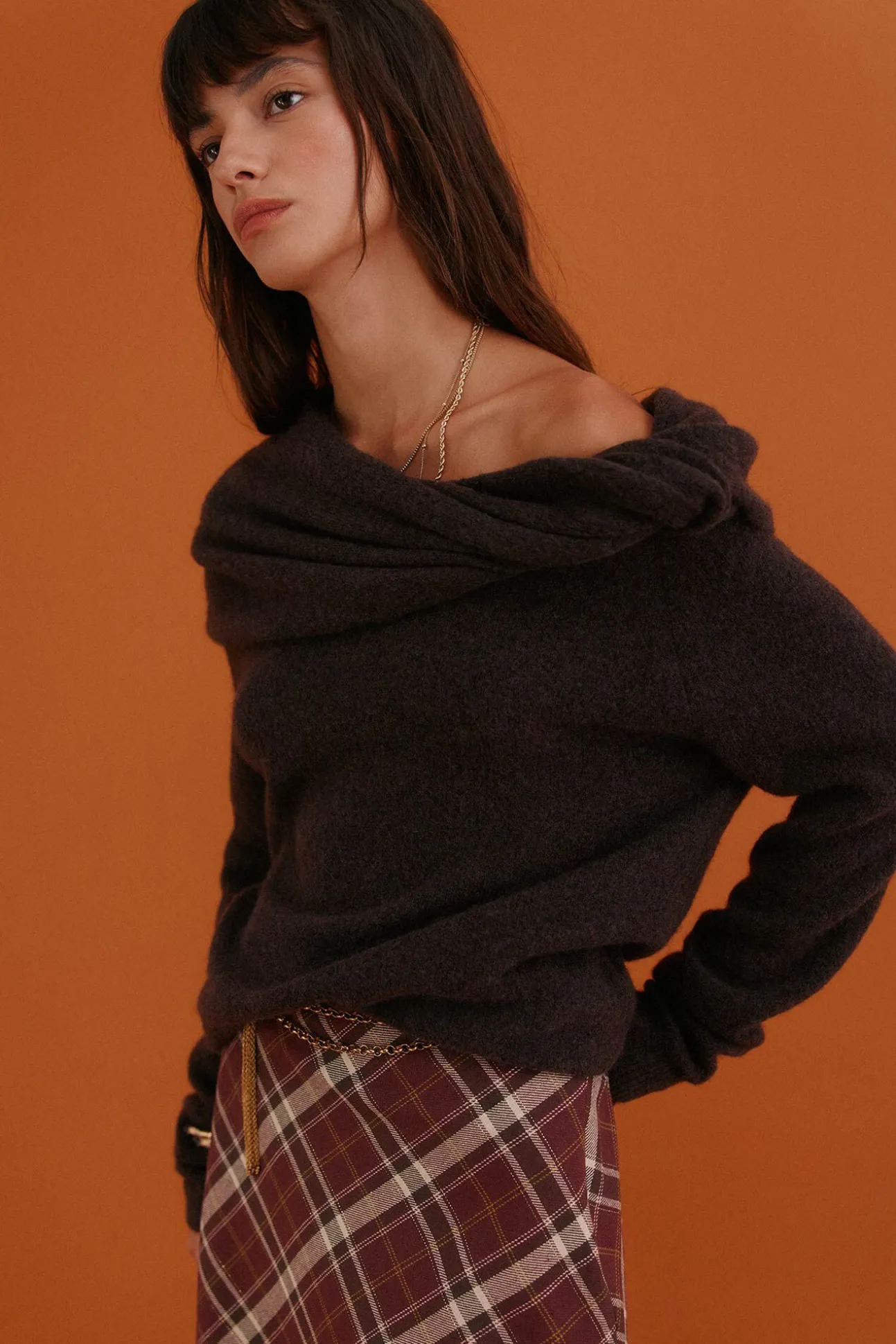 Idalia. Camisola com decote assimétrico