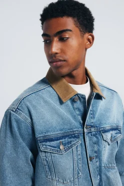 Jaqueta jeans oversized com gola contrastante