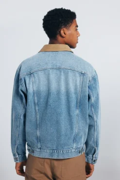 Jaqueta jeans oversized com gola contrastante